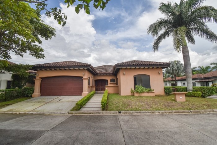 Casa de un solo nivel con 3 Habitaciones en Lindora in Pozos, Santa Ana, San José — $4,000