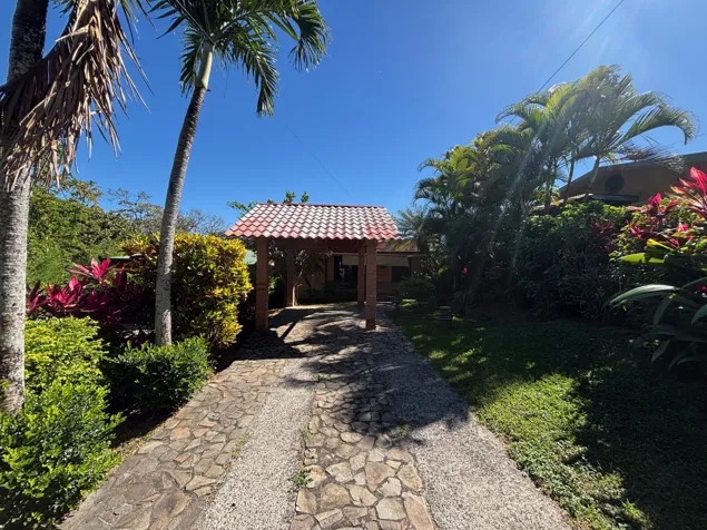 Preciosa casa estilo bungalow a solo 4 minutos del centro de Atenas en Atenas, Alajuela — $239,000 - Foto 2 de 25