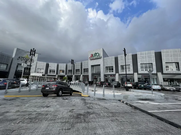 Local Comercial en una de las mejores Plazas comerciales de Escazú en Escazú, San José — $5,166 - Foto 2 de 24