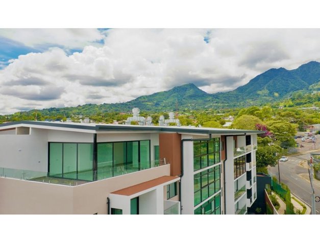 Impresionante penthouse en Escazú con vistas a la ciudad in Escazú, San José — $800,000