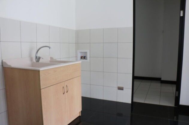 Se vende moderna casa de 3 plantas en Guachipelín de Escazú 24-31 en San Rafael, Escazú, San José — $415,000