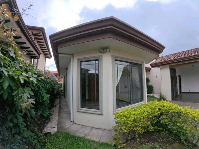 CASA EN VENTA EN CONDOMINIO LOS HIDALGOS, SANTO DOMINGO. en Pará, Santo Domingo, Heredia — ₡ 230 000 000