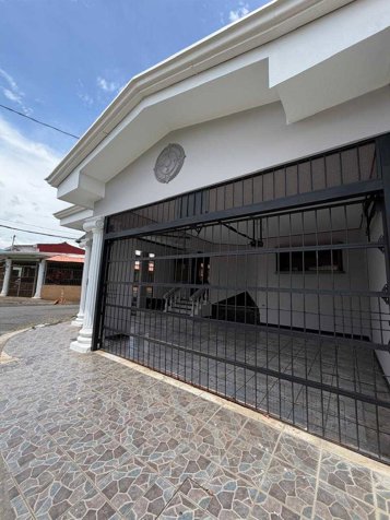 Casa en Residencial la Giralda en Alajuela en Alajuela — ₡ 110 000 000