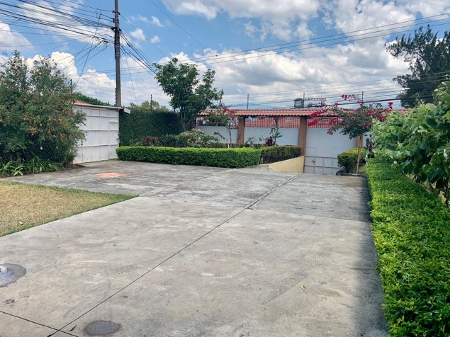 Venta de casa en Heredia, San Joaquin de Flores - Esquinera, uso mixto in San Joaquín, Flores, Heredia — $1,850,000 - Photo 2 of 31