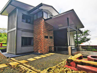 Hermosa Casa 2 Plantas con Río
