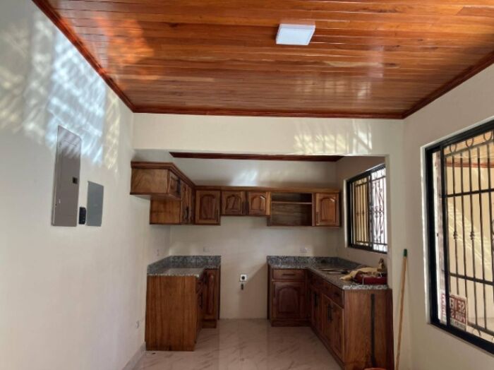 SE VENDE CASA NUEVA, CÉNTRICA Y DE ALTA PLUSVALÍA EN ATENAS, ALAJUELA-COSTA RICA. in Atenas, Alajuela — ₡ 130 000 000