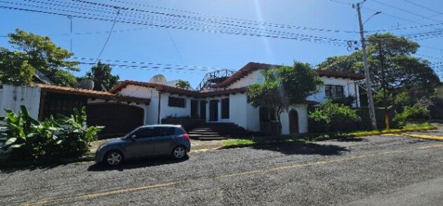 Se vende espaciosa casa en Carmen San José 26-576 in Carmen, San José — $815,000