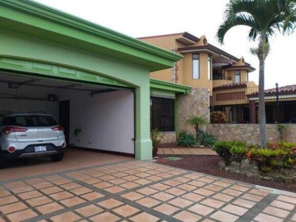 Venta de Espectacular Casa en Moravia / Mls. 26-906 OFC JB in San Vicente, Moravia, San José — $618,000