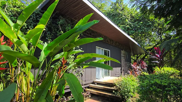SE VENDE LOTE CON CASA EN HATILLO CON ACCESO A RIO Y SERVICIOS AUTONOMOS en Savegre, Quepos, Puntarenas — $265,000