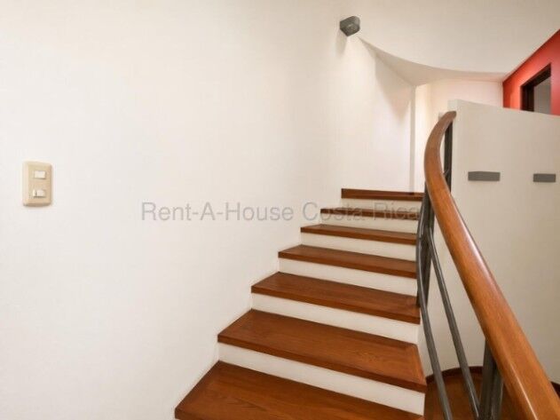 Se vende casa en Escazú Centro 27-141 en Escazú, San José — $550,000