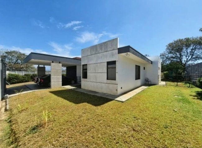 SE VENDE CASA INDEPENDIENTE EN LA GUACIMA 🏡 en Guácima, Alajuela — ₡ 185 000 000