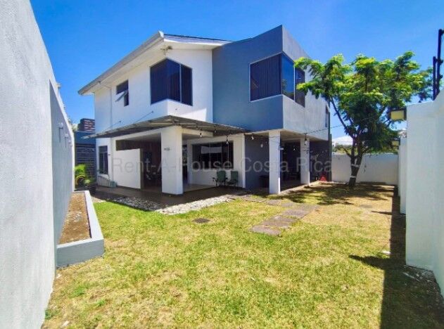 Amplia casa en venta, Rio Segundo de Alajuela, Tierras de Santiago, Costa Rica en Río Segundo, Alajuela — $325,000