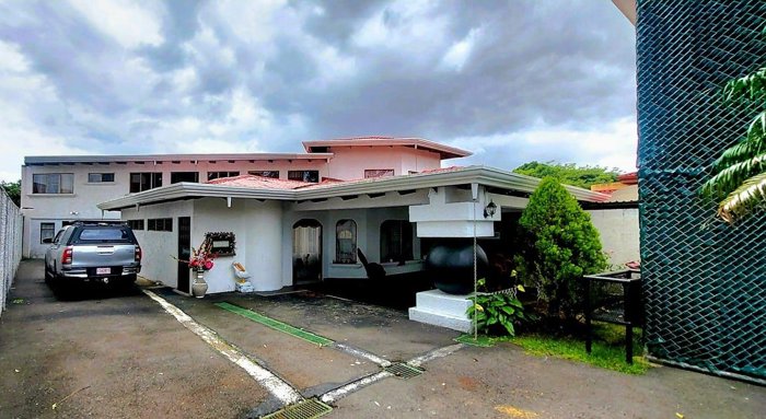 CASA EN VENTA EN SANTO DOMINGO DE HEREDIA en Santo Tomás, Santo Domingo, Heredia — ₡ 240 000 000