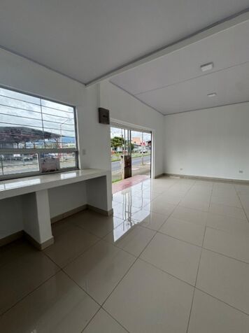LOCAL COMERCIAL HEREDIA - SERVICIOS DE AGUA Y LUZ INCLUIDOS en San Francisco, Heredia — ₡ 300 000