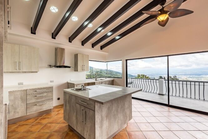 Se vende mansión con lote de mas de 5100m2 en San Antonio Escazú 26-711 in San Antonio, Escazú, San José — $1,495,000