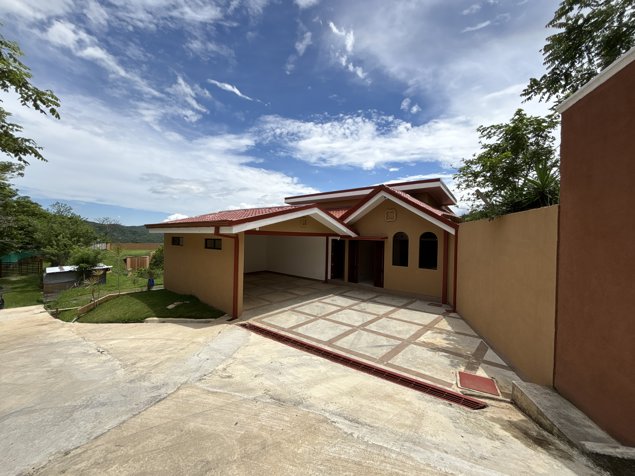 VENTA DE CASA, CIUDAD COLÓN – VISTAS ESPECTACULARES Y ENTORNO NATURAL in Colón, Mora, San José — $275,000