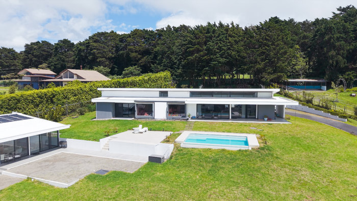 ¡Propiedad de lujo con 5000m2, en Concepción de San Rafael de Heredia! in Concepción, San Rafael, Heredia — $1,300,000 - Photo 2 of 39