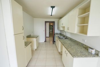 Apartamento de 3 Habitaciones en Bello Horizonte de Escazú en San Rafael, Escazú, San José — $295,000 - Foto 2 de 17