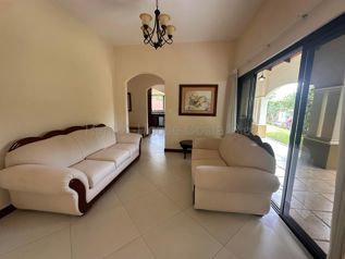 Venta de elegante casa amueblada en Ciudad Colón #27-566 GS en Colón, Mora, San José — $550,000 - Foto 2 de 11