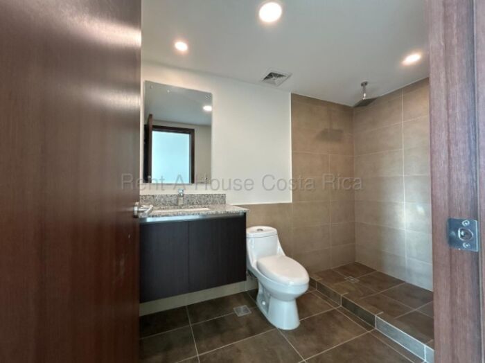 Hermoso penthouse moderno con grandes ventanas ideal para inversión en Torres de Heredia #26-1805 GS en Ulloa, Heredia — $155,810