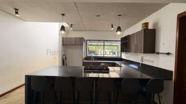 Venta de Casa de 3 Niveles en Piedades de Santa Ana. RAH 27-132 en Piedades, Santa Ana, San José — $245,000