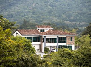 EL LUJO DE TENERLO TODO. Venta en Condominio Cerro colon/ Cuidad Colon in Colón, Mora, San José — $895,000 - Photo 3 of 42