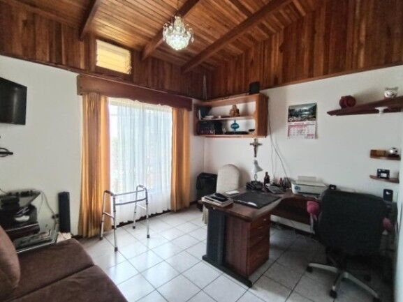 Casa con mucho terreno en residencial en Escazú.  en San Rafael, Escazú, San José — $550,000