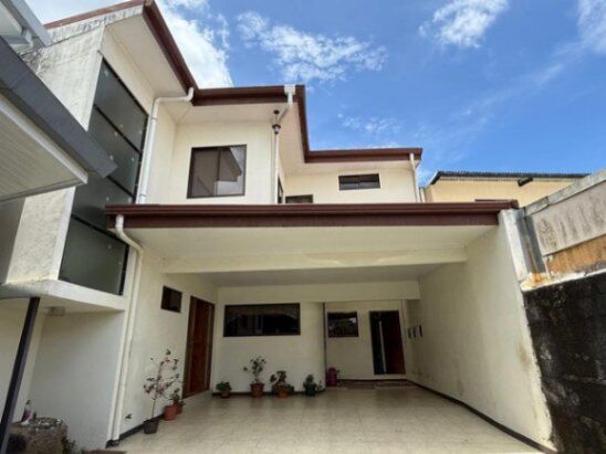 Se vende espaciosa casa en condominio de San Pablo Heredia 26-403 en San Pablo, Heredia — $190,000
