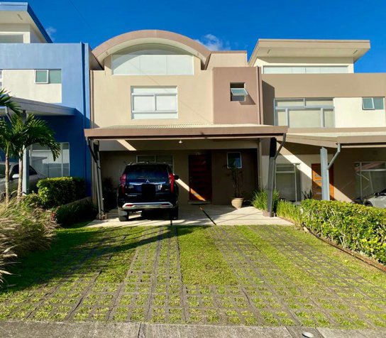 Se vende casa Barlovento c/4 parqueos y amplio jardín, Curridabat (AD) in Tres Ríos, La Unión, Cartago — $298,000