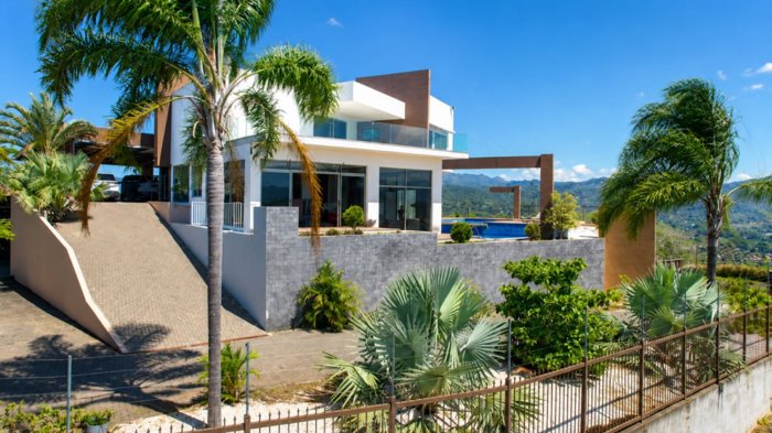 Casa ultramoderna con impresionantes vistas en residencial in Atenas, Alajuela — $1,950,000 - Photo 2 of 12