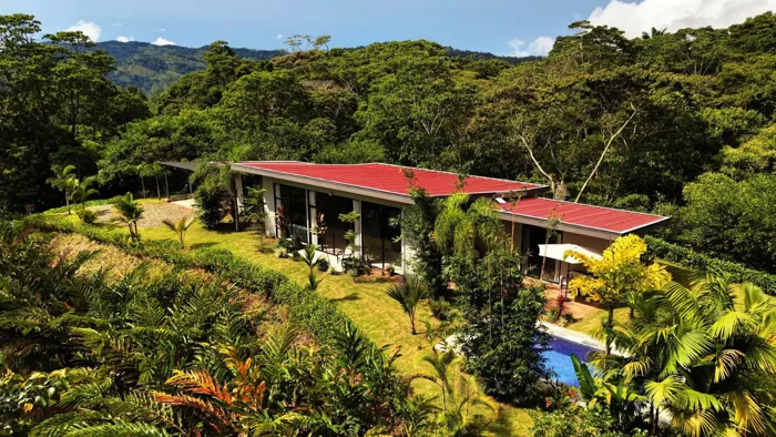 Casa Moderna en Venta en Alto San Juan, Pérez Zeledón | Piscina y 7.250 m² de Terreno in San Isidro De El General, Pérez Zeledón, San José — $380,000