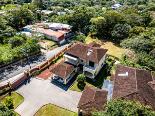 Casa de Ensueño en Ciudad Colón, ¡Compra o Alquila! in Colón, Mora, San José — $550,000 - Photo 4 of 55