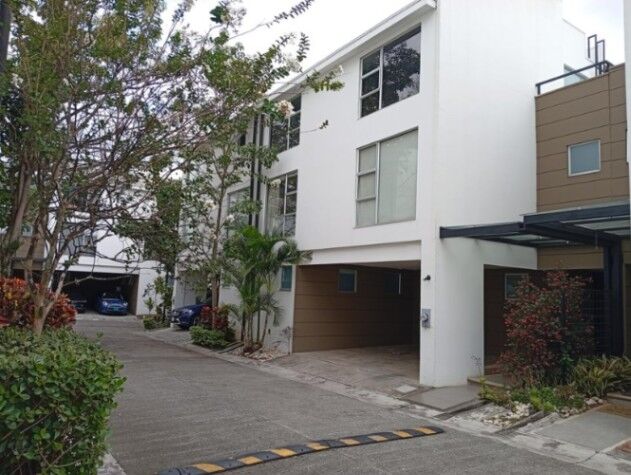 Espacio y Plusvalía: Casa de 3 Niveles y 4 Habitaciones en Pozos de Santa Ana in Santa Ana, San José — $395,000