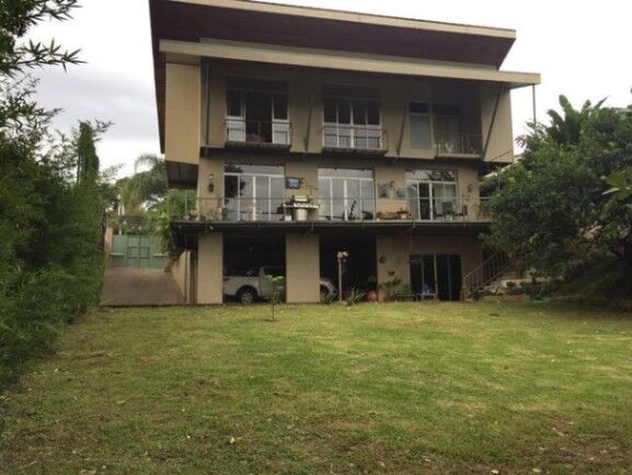 Se vende espaciosa casa con patio y piscina en Belén de Heredia 21-1989 en San Antonio, Belén, Heredia — $465,000
