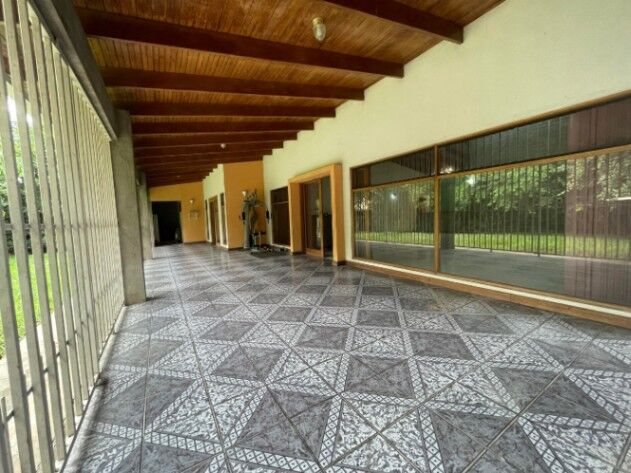 Venta de Amplia Casa en Guachipelin, Escazú / Mls. 25-466 OFC JB en San Rafael, Escazú, San José — $443,000