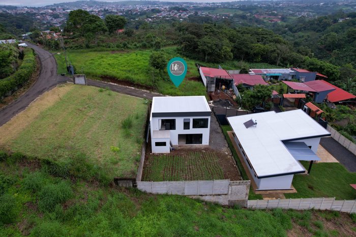 Two-Story House for Sale in San Ramón in Santiago, San Ramón, Alajuela — ₡ 110 000 000