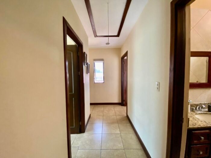 CASA EN VENTA EN SANTA ANA. $185,000. Cod#25-31 en Santa Ana, San José — $185,000