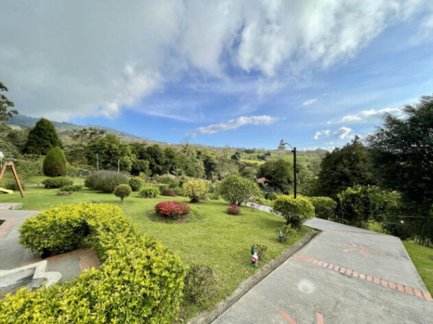 Serenity and Natural Abundance: Exceptional Home on 4,628 Sqm of Lush Landscape with Creek Views en Cascajal, Vázquez de Coronado, San José — $650,000