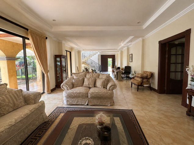 House for Sale in Pinares, Curridabat - 4 Bedrooms - Spacious Gardens and Parking in Sánchez, Curridabat, San José — ₡ 300 000 000 - Photo 3 of 29
