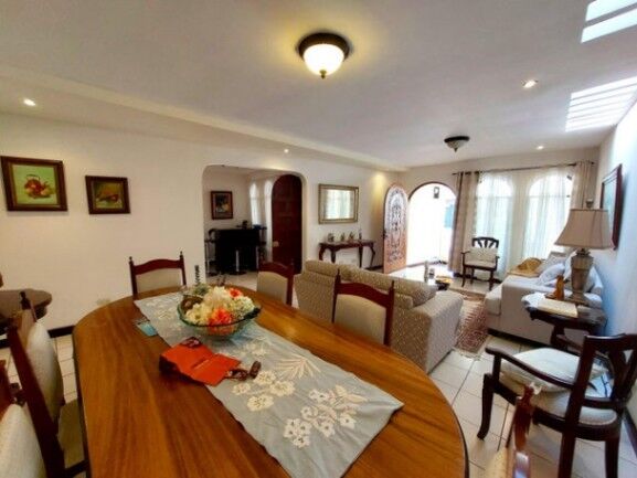 Se vende espaciosa casa con patio en Sabana Sur 23-1814 in Mata Redonda, San José — $230,000