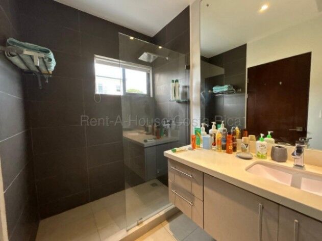 Alquiler de Apartamento Amueblado en Pozos de Santa Ana. in Pozos, Santa Ana, San José — $1,700