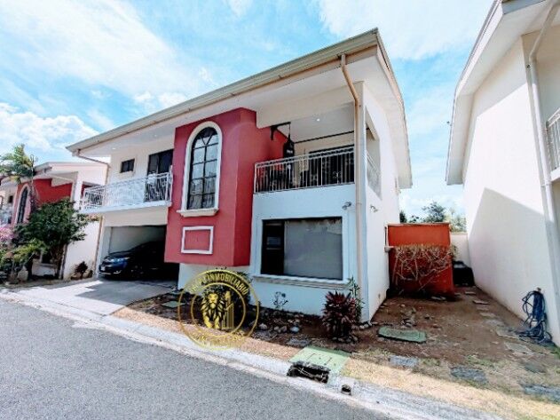 VENTA DE HERMOSA CASA ESCAZÚ, SAN ANTONIO  in San Antonio, Escazú, San José — $250,000