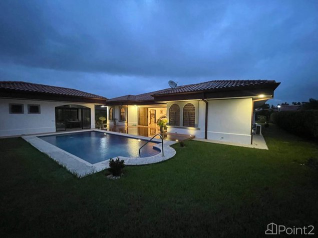 Casa elegante en area muy privada y segura de Los Reyes in Guácima, Alajuela — $595,000