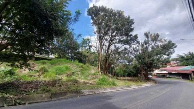 Se vende lote con uso de suelo mixto en San Rafael Escazú 25-913 in San Rafael, Escazú, San José — $175,000
