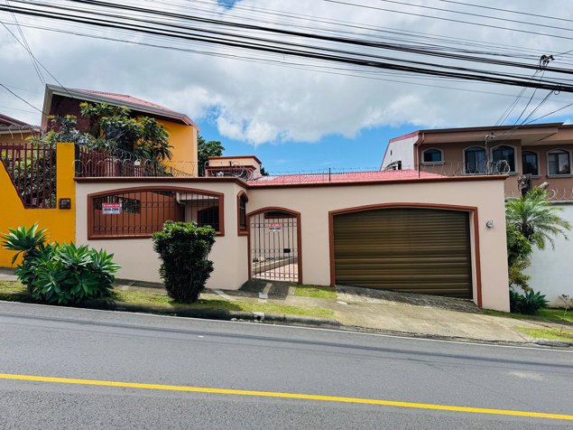 Espaciosa casa residencial de 420 m² en Guayabos, Curridabat in Curridabat, San José — $1,850