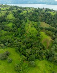Propiedad excepcional de 12.000 m² con dos lagos, río y bosque — Nuevo Arenal, Guanacaste en Arenal, Tilarán, Guanacaste — 156 000 000 ₡ - Foto 5 de 17
