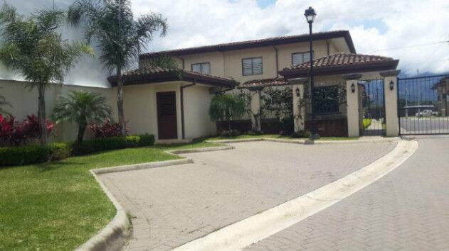 Linda Casa en venta ubicada en un exclusivo condominio in San Antonio, Belén, Heredia — $270,000