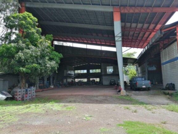 Venta de Bodega + 2 Apartamentos en La Uruca, San José. en Uruca, San José — $2,400,000
