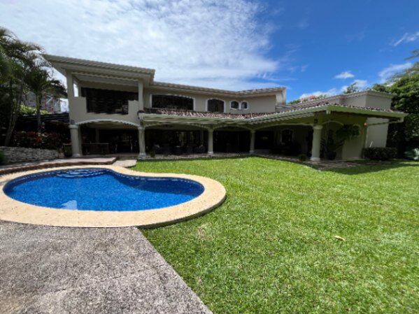 Una casa que enamora a primera vista en Valles del Sol in Pozos, Santa Ana, San José — $1,750,000