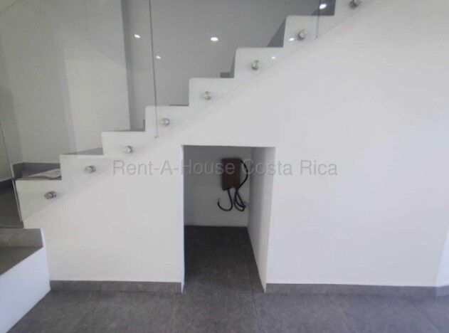 Venta de Casa Contemporánea en San Rafael de Heredia Dos niveles. RAH 26-1686 in San Josecito, San Rafael, Heredia — $315,000